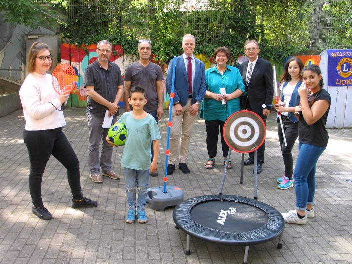 Freude über neue Kinderküche und Spielgerät für Begegnungsstätte Westliche Unterstadt